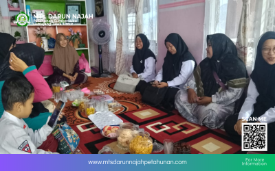 Civitas MTs Darun Najah Ziarahi Orang Tua Siswi Seusai Umroh